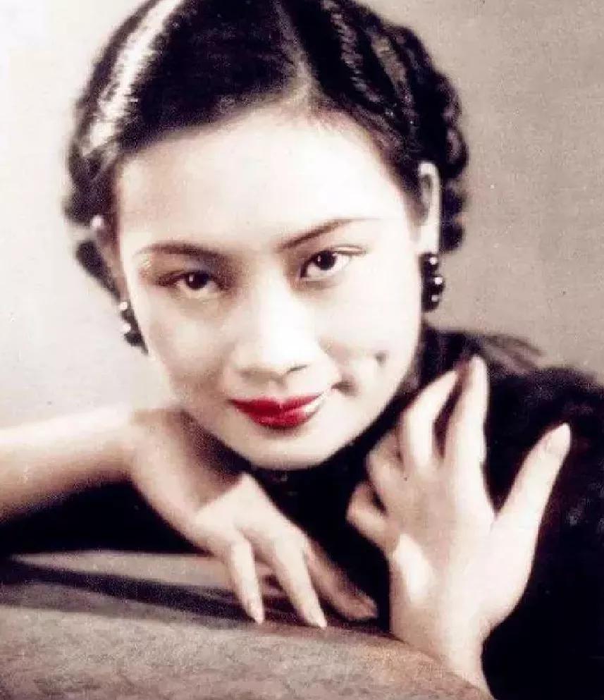 1941年，上海滩第一美女演员胡蝶和丈夫潘有声从香港前往上海，随行的十几箱金银珠