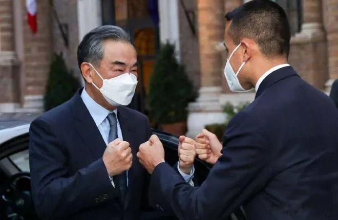 【王毅与布林肯非正式接触，在两个问题上互怼重话，中国正面反击开始！】

2月18