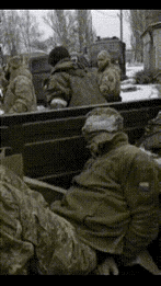 对待这个乌克兰纳粹，光用铁锤还不行！

3月5日，车臣特种部队抓住了一个罪大恶极