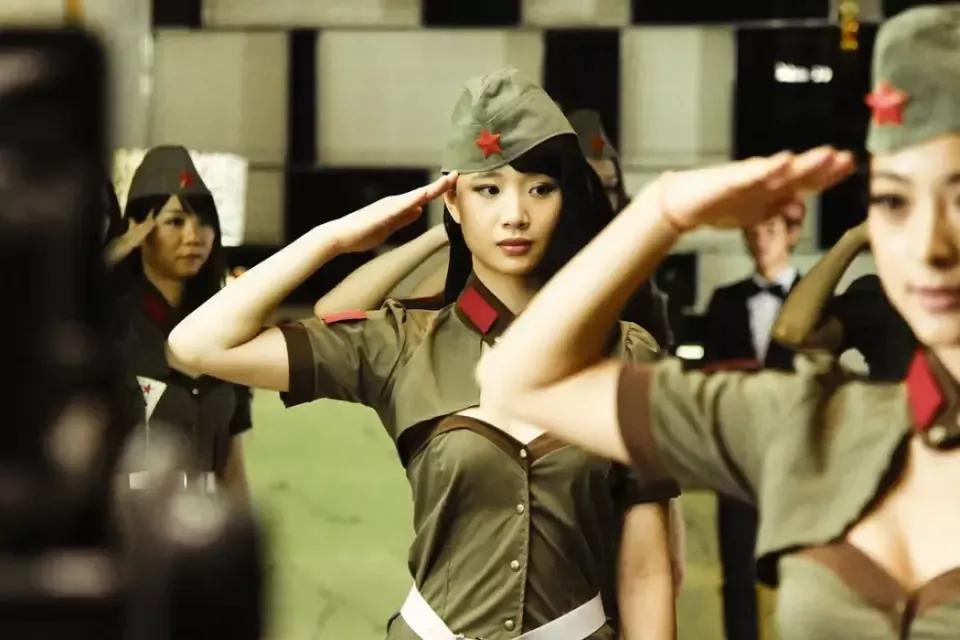 刚出道时的李梦在贾樟柯的电影《天注定》里的剧照，那时的李梦风尘又性情。
在电影《