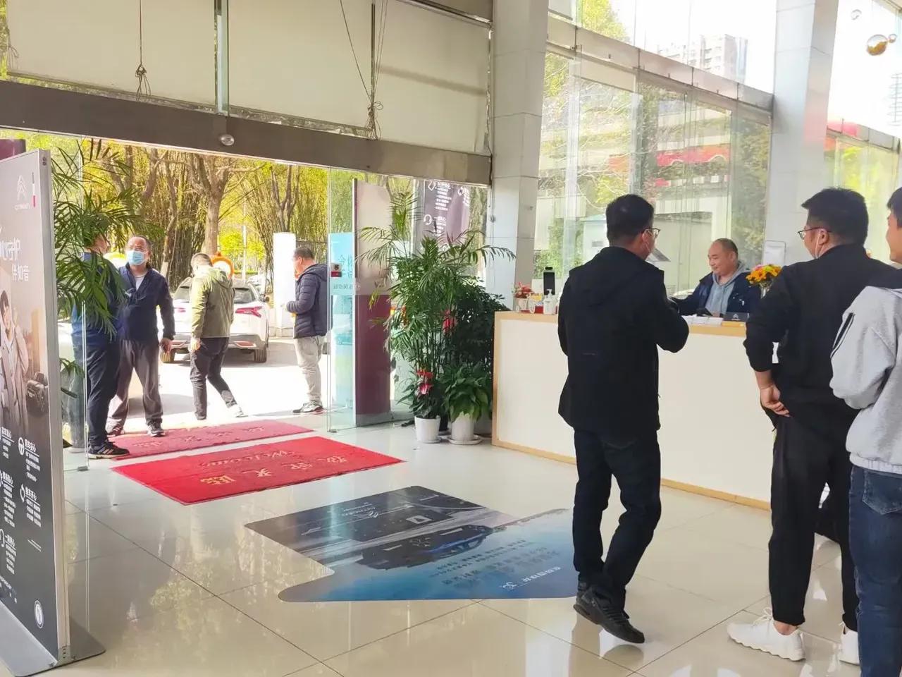 一台车降价9万元，而实际上是通过政企联合补贴实现的，不算政府补贴，终端也有4-5