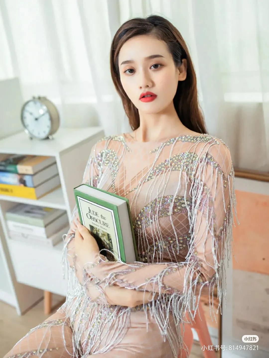 爱读书的美女