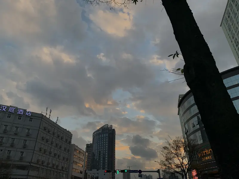 今天来给大家分享我看到的两张超有感觉的照片。一张是夜拍美照，主角是位身...