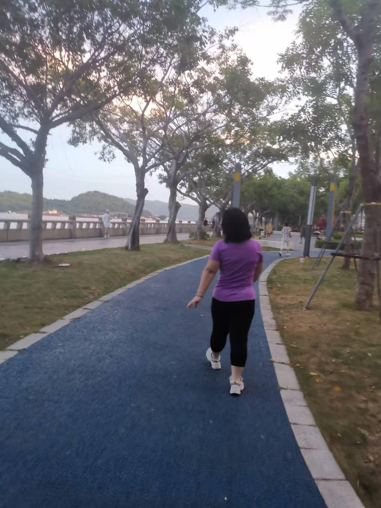 退休了，办完手续，呼了一口长气，多年盼望的日子终于来了。当我在数着日历上数字倒计