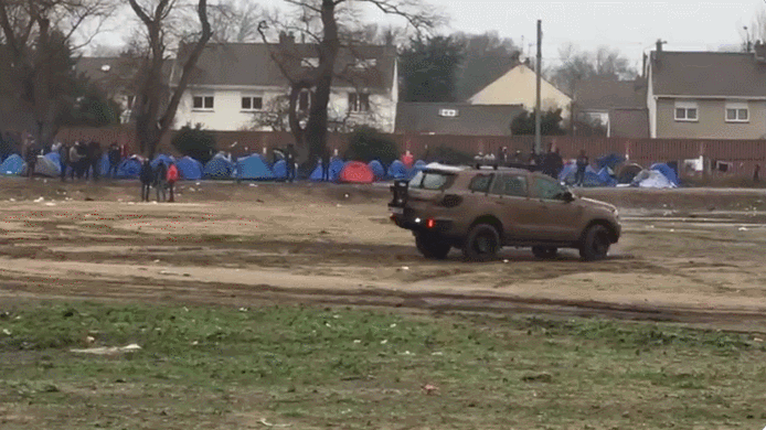 法国北部城市加来市，法国士兵驾驶一辆阿古斯VT4 战术车辆（福特撼路者的特制版）