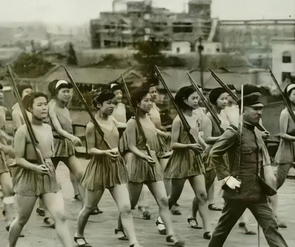 #历史那些事[超话]#二战期间，在日本。日本军官在日常训练中领先一个“女子挺身队
