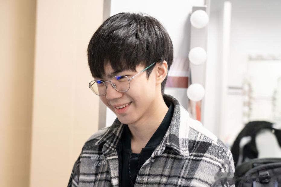 EDG官宣替补打野Junjia转会至PCS赛区PSG战队！
随后PSG战队也发布