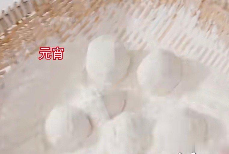 元宵和汤圆有3个主要区别：1⃣️ 大小：元宵大，汤圆小2⃣️ 地域：北方吃元宵，