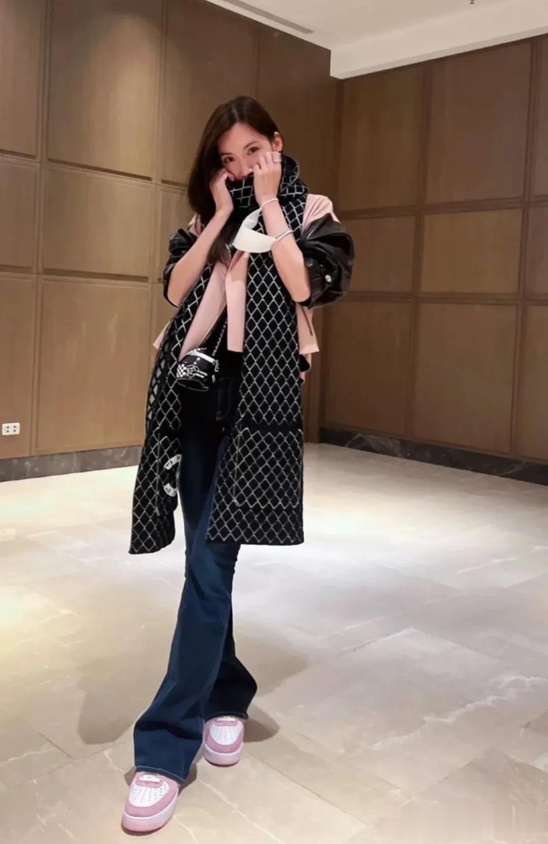 林志颖儿子视角下的陈若仪

27号晚，林志颖老婆陈若仪上线更新了动态，分别晒出了