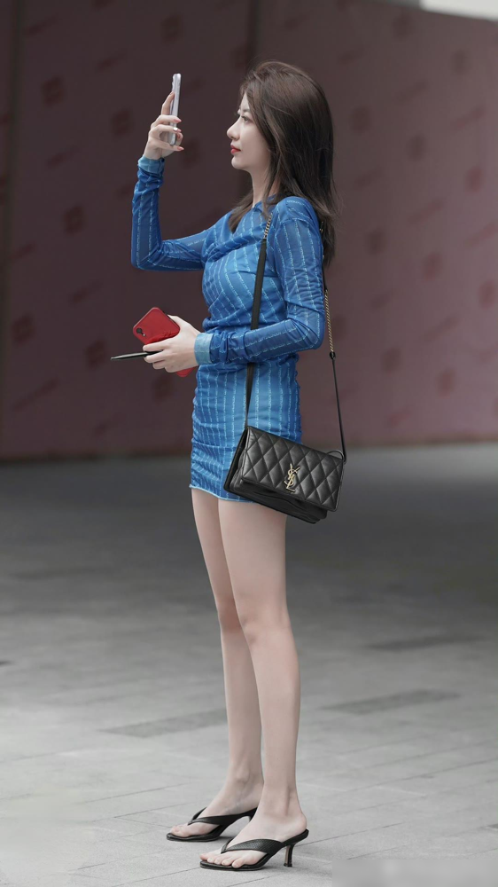 大长腿小姐姐，魅力十足！  这腿真是太美了，走路带风！  这样穿衣服...