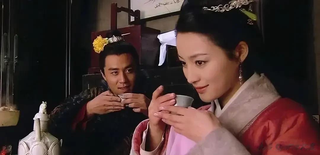 你点的菜老也端上不来，服务员说“马上就好”！[思考]实际是以下3种情况：1.菜配