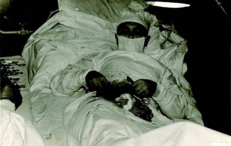 【医生的自救】
1961年驻扎在南极洲的一个俄罗斯基地的苏联医生列昂尼德·罗戈佐