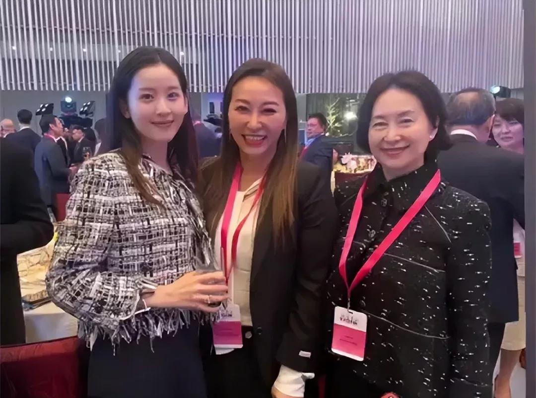 章泽天真的是太不简单了，和香港顶级门名媛聚会无压力，身高比何超琼还要高半头。


