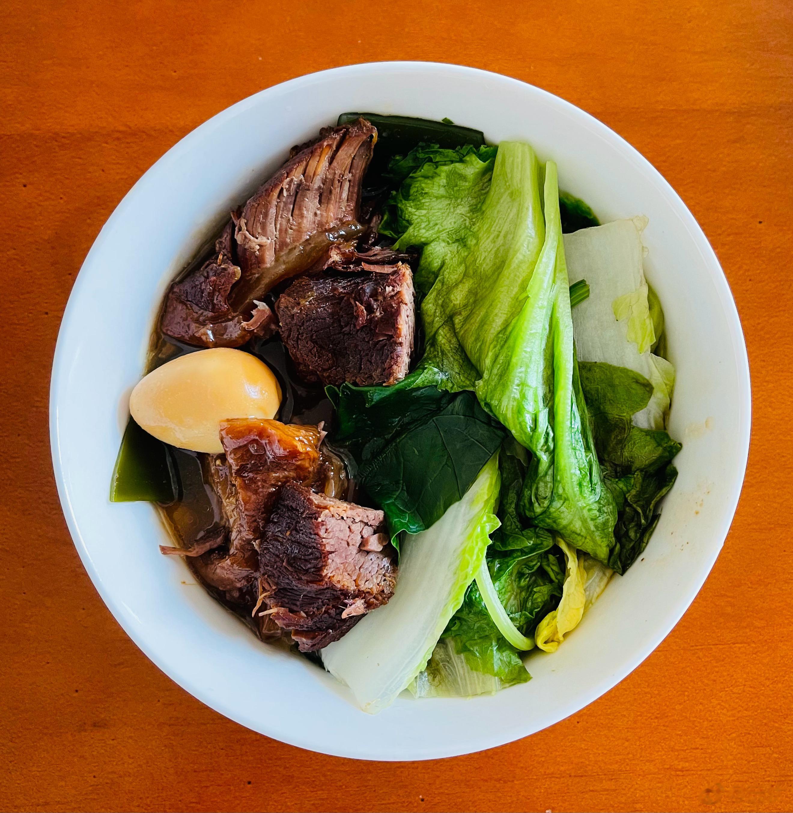 牛肉面。我还没看见“面”在哪儿。牛肉做得太好吃了。 ​​​