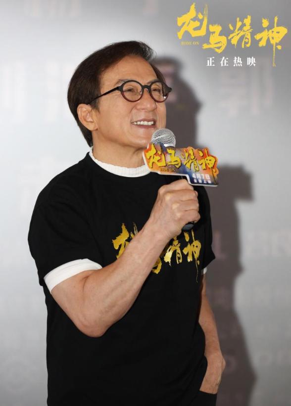 《龙马精神》剧组辟谣退票事件，成龙现场回应：谢谢你们的批评。
成龙的地位、口碑，