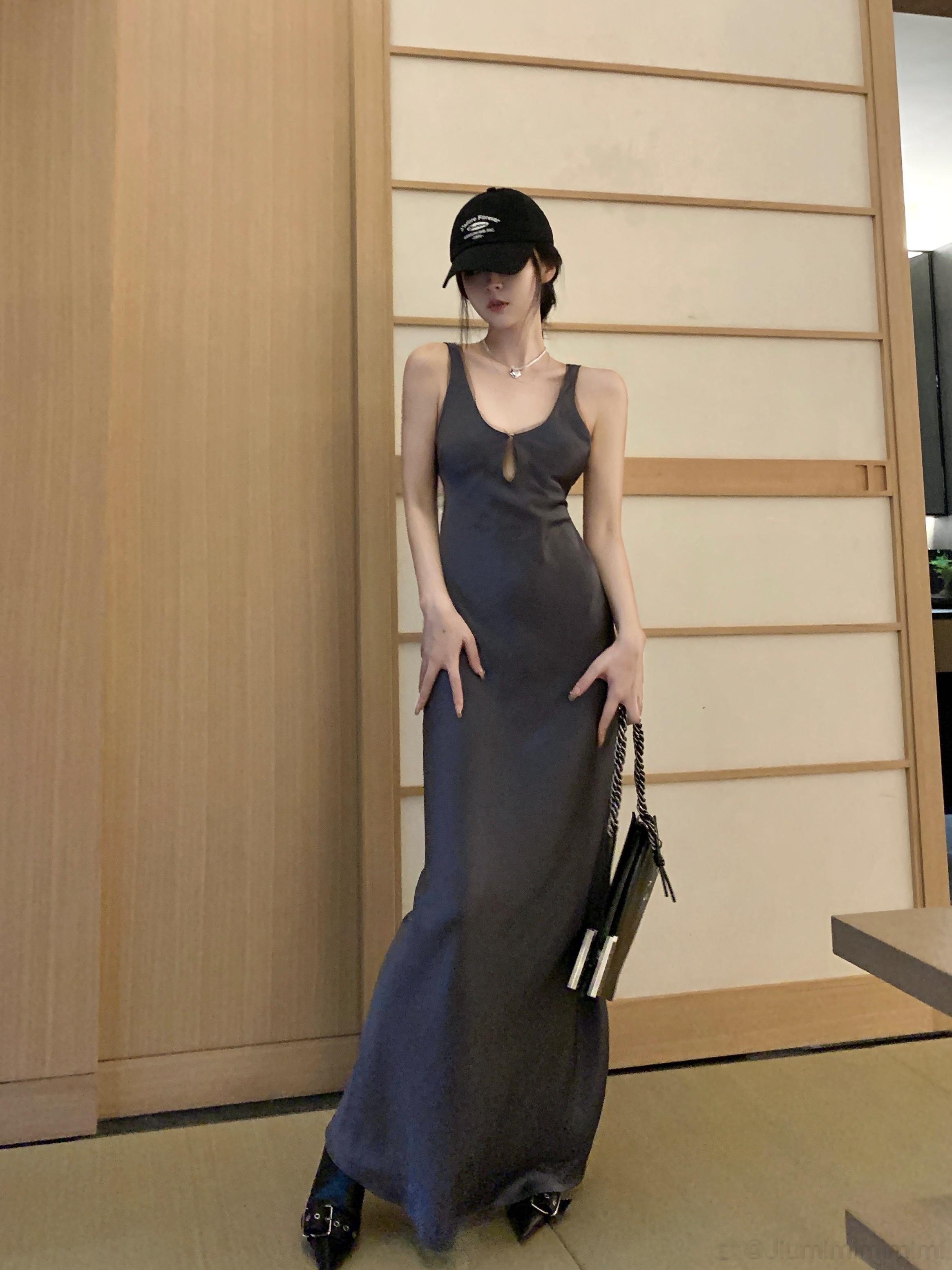 本期超爱的连衣裙 是非常好看的灰蓝色 独特的水波纹缎面 加上网纱拼接设计 穿上整