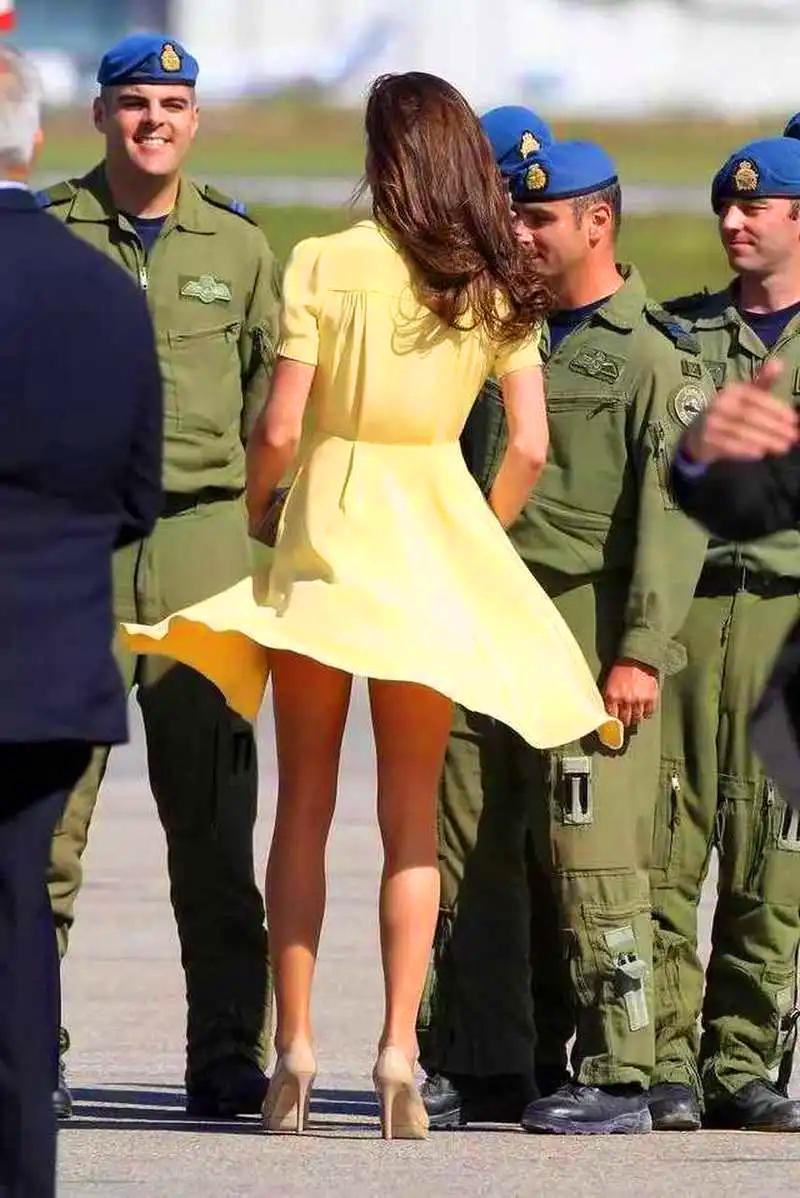 2011年，英国凯特王妃在一次活动中“春光乍泄”，让女王颇为不满。彼时，凯特王妃