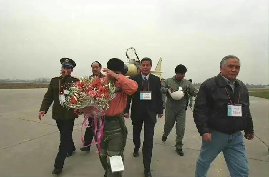 当年研制歼10的难度和压力基本就相当于一个普通底层打工者，要在一年时间内挣够50