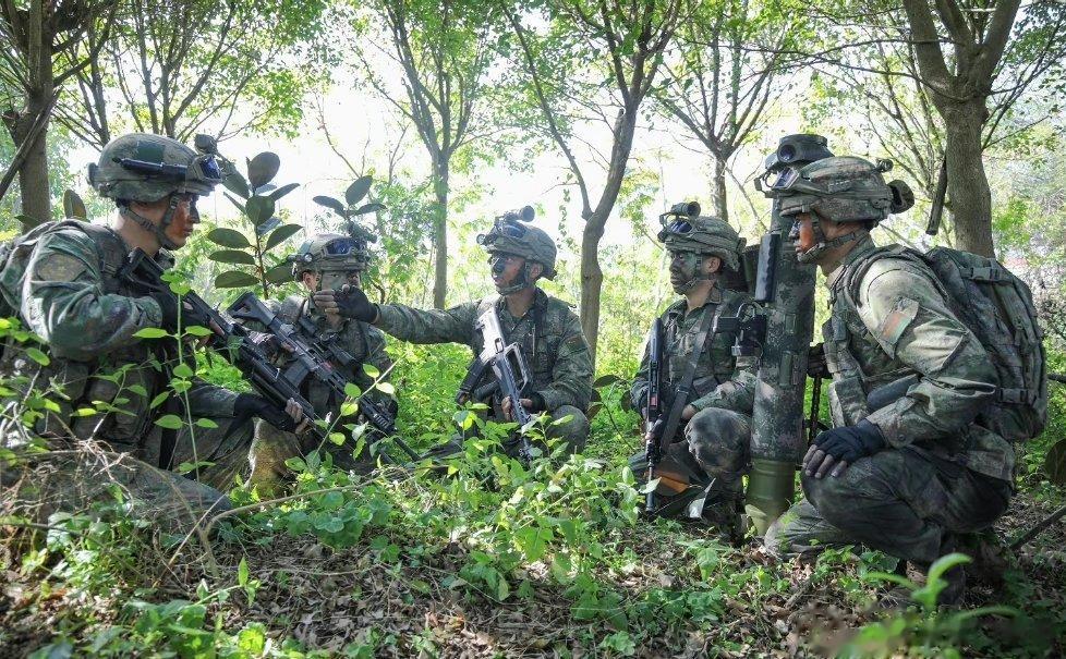 【 】近日，第73集团军某旅组织了一场快节奏、高强度、环境复杂的单兵综合演练。演
