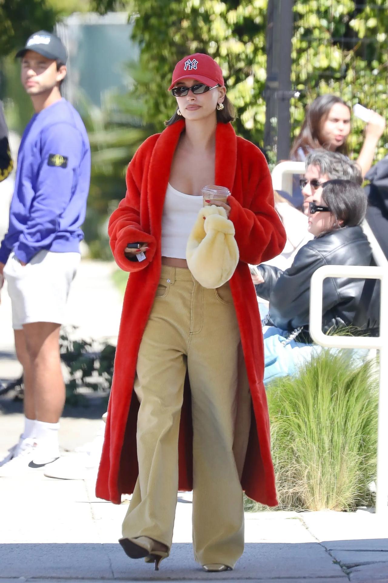 海莉Hailey Bieber和老公比伯Justin Bieber在LA外出

