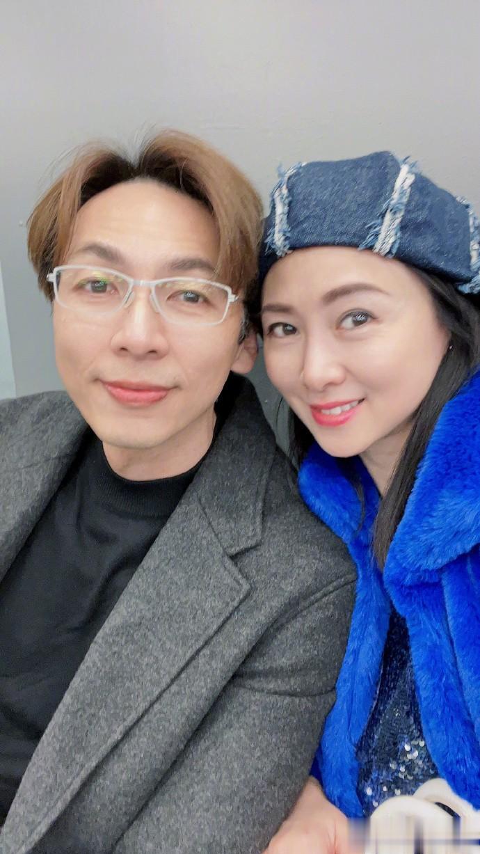 翁虹携丈夫看女儿美国演出，16岁女儿穿小黑裙表情淡定，母女俩五官一样！
 
翁虹