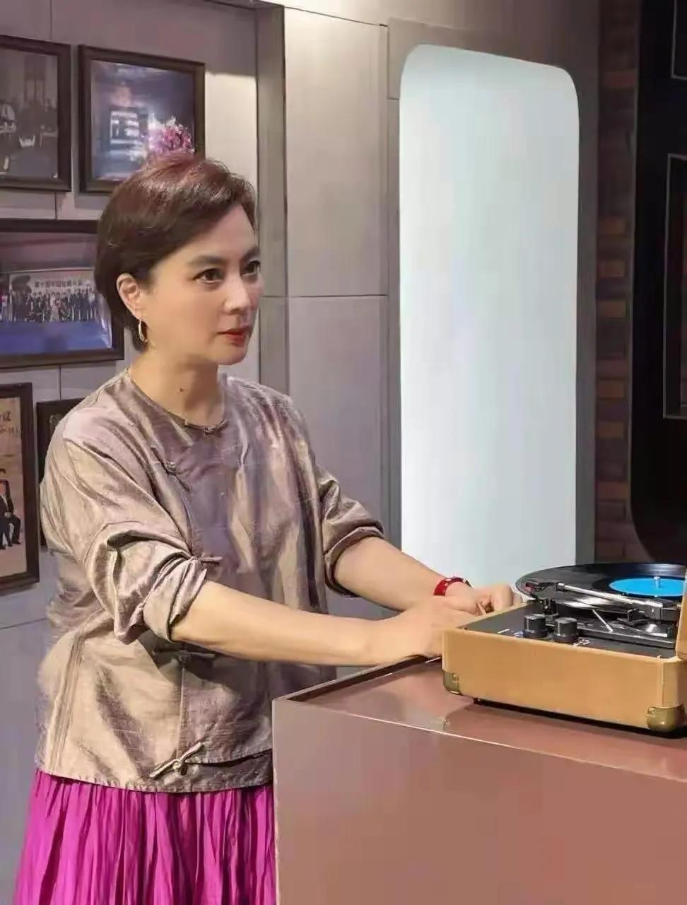 曾经的“甜歌王后”李玲玉，年过半百端庄优雅，气质如兰。

参加活动，李玲玉身着一