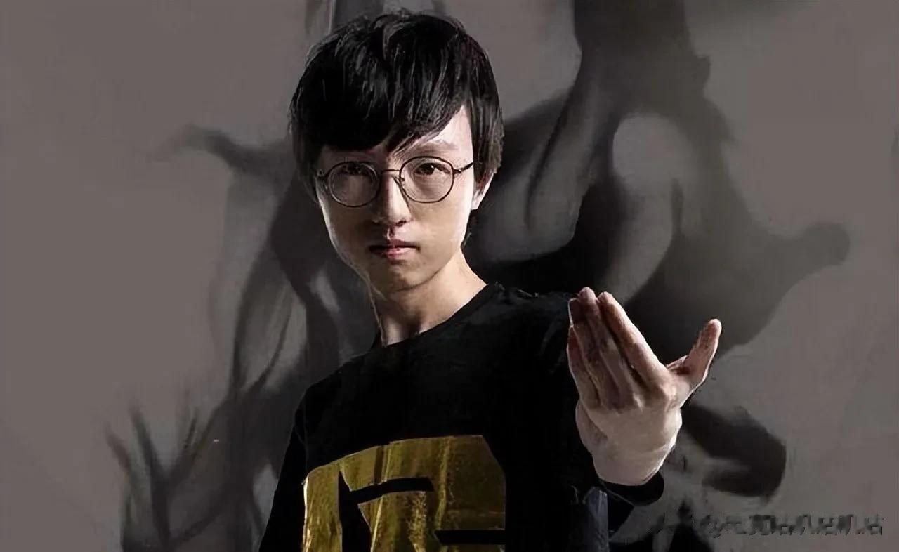 Mlxg：我觉得xiaohu的问题吧，就换了一个中路差距就这么大，上赛季好歹还是