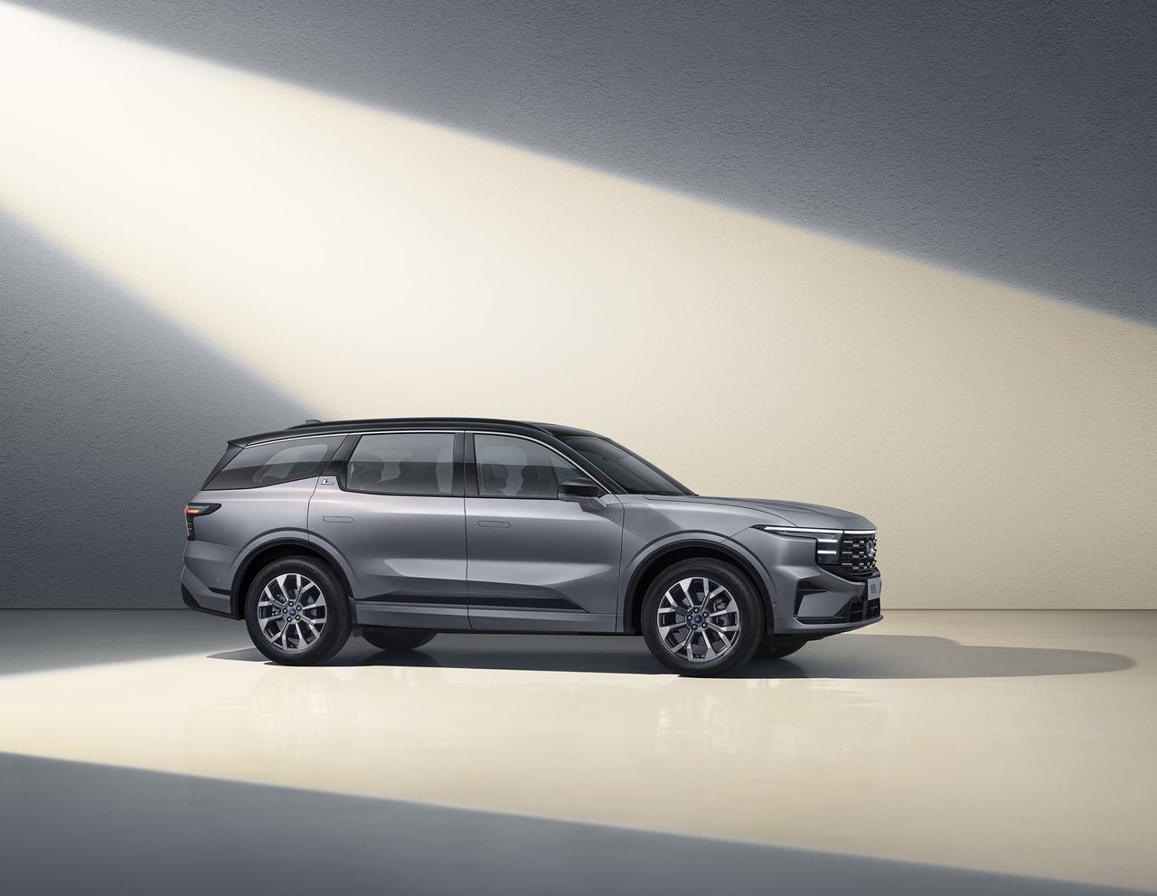 长安福特第一次在车名中加上L，是一款SUV——锐界L。相比现款锐界2850毫米的