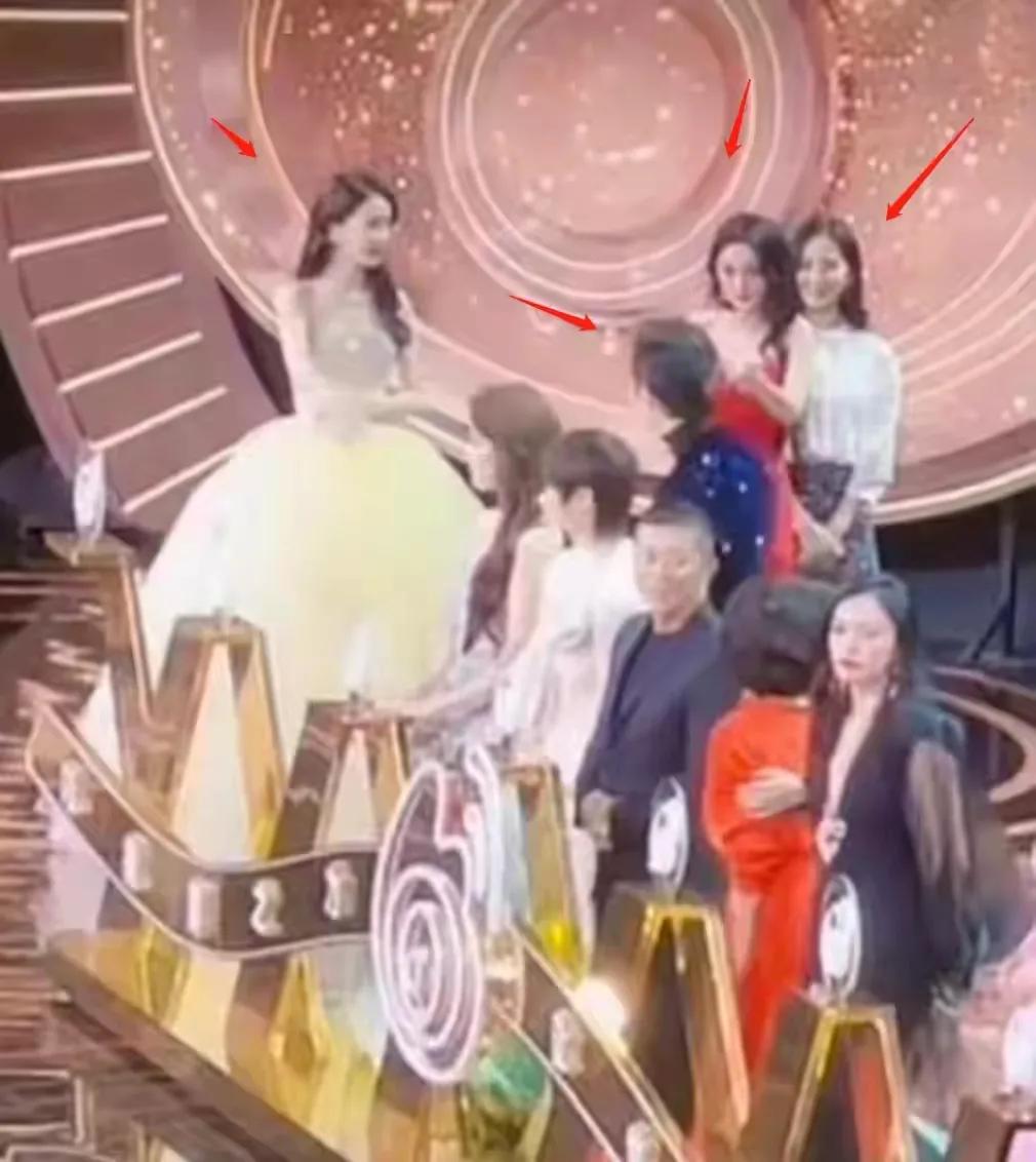 杨幂拒绝站在刘亦菲旁边，她之前微博之夜站在刘亦菲旁边被秒杀，今年坚决不敢站。

