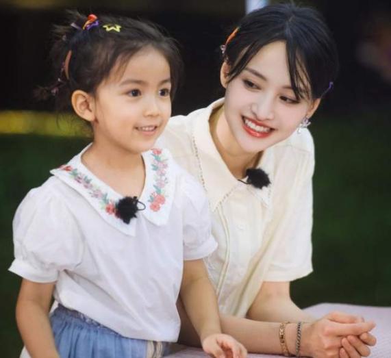 郑爽晒女儿正脸照，太像爸爸张恒