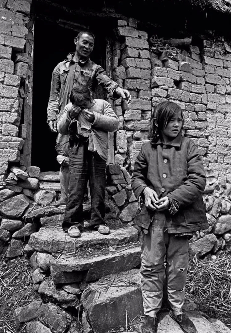 这是1991年，河南商城，一个贫困家庭的照片，镜头中姐姐杨永香主动把救助款让给了