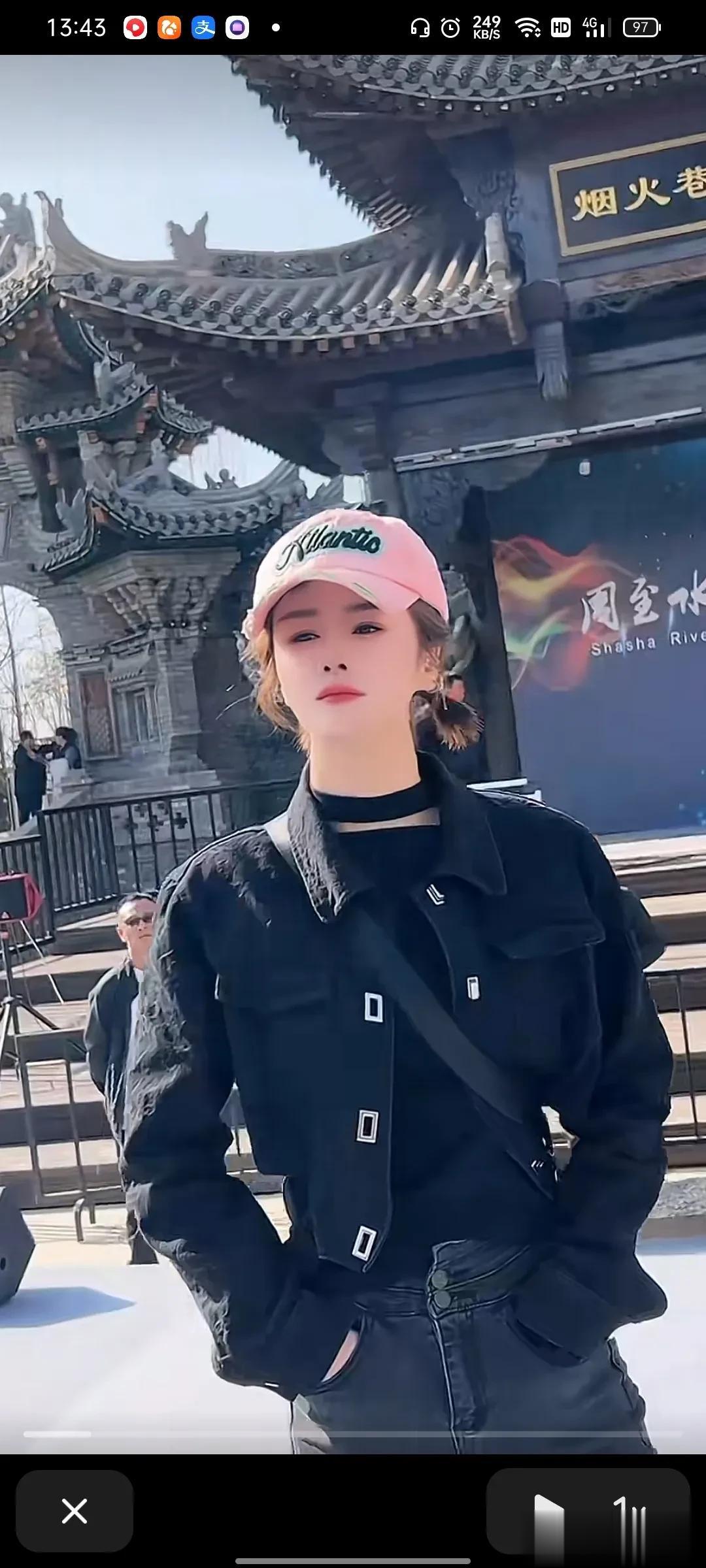 这花姐现实和抖音差距太大了吧？

在抖音里面看到皮肤非常好，气质也不错唱歌挺好听