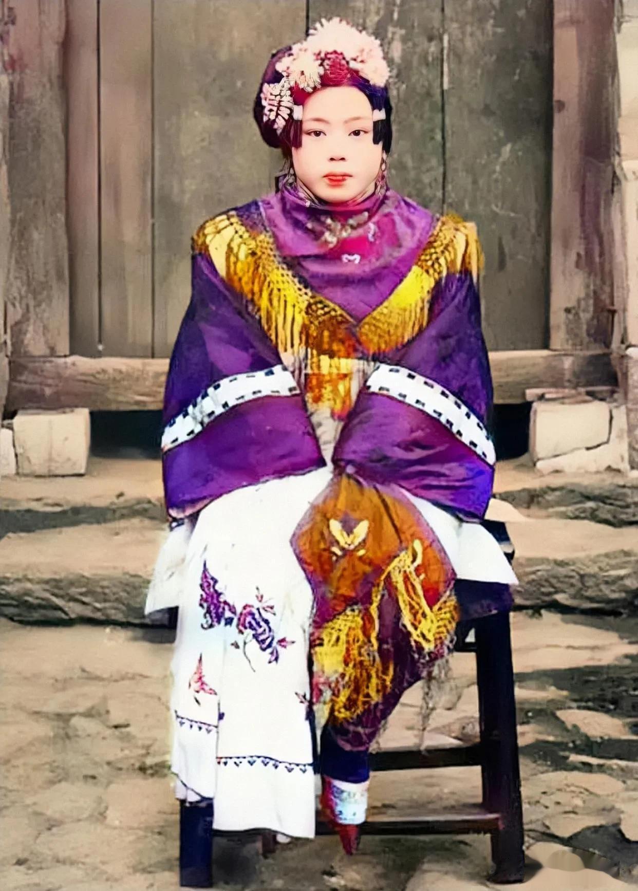 1906年，晚清老照片，虽然她衣着华丽、面貌清秀，但那双被精致包裹着的三寸金莲，