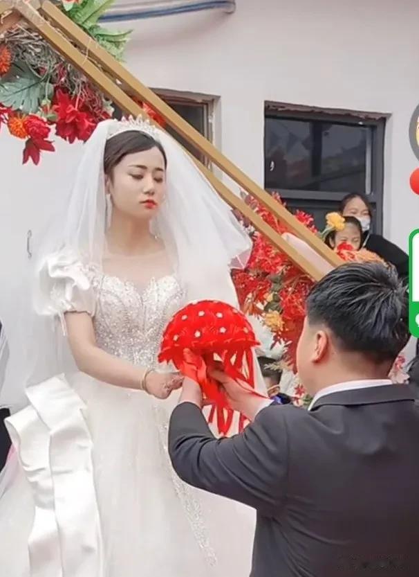 婚礼上，新娘子耷拉着一张臭脸[抠鼻]不知是嫌弃彩礼拿得少，还是婚礼办得太寒酸。不