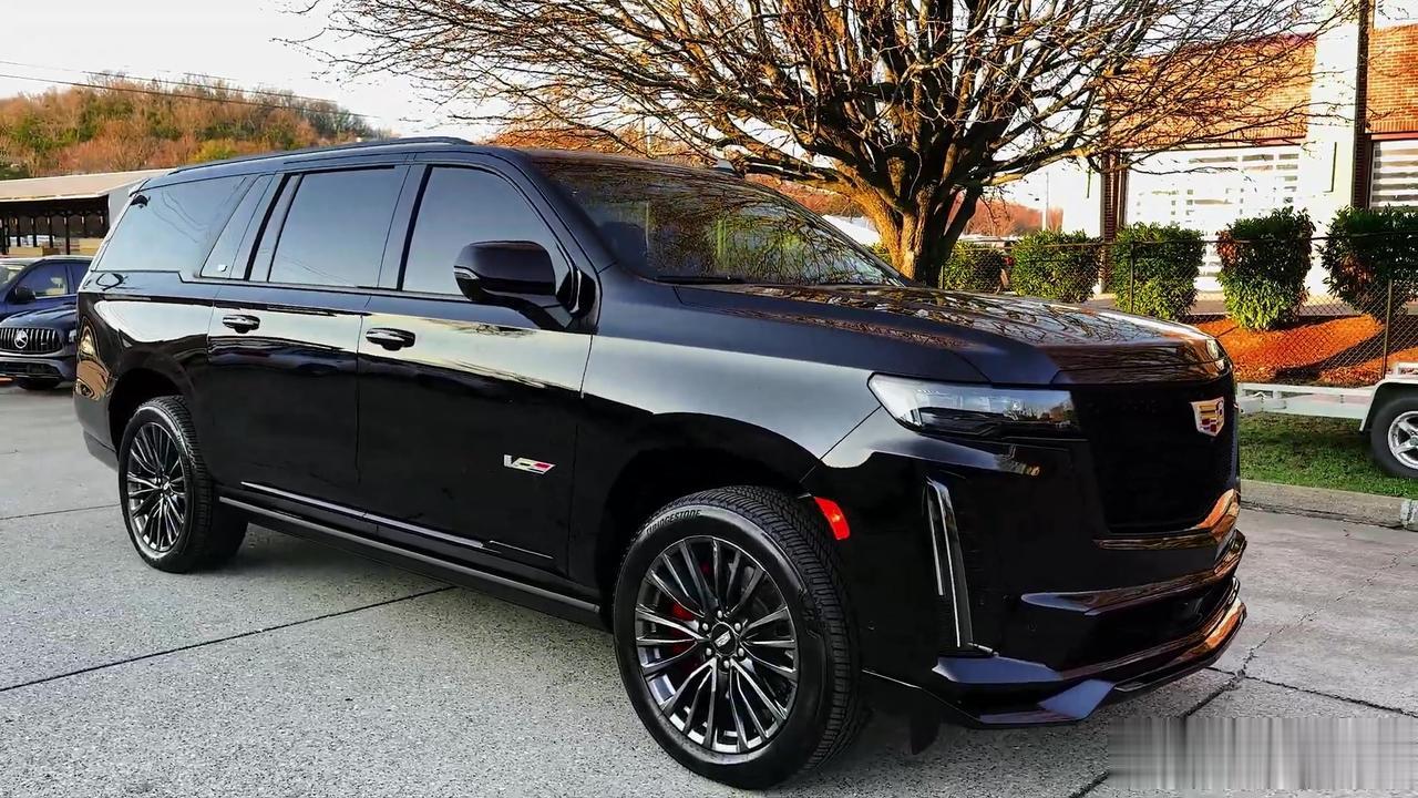 2023款凯迪拉克Escalade-V，作为凯迪拉克凯雷德的高性能版，起售价高达