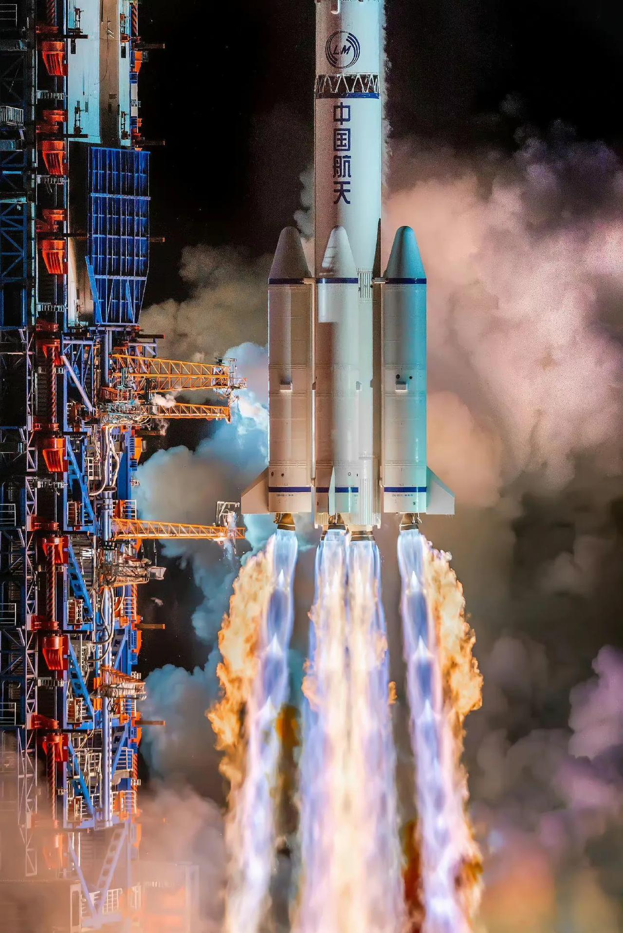 从没见过国家如此自信。一个国家越是落后的时候越不自信，什么都遮遮掩掩，生怕被人看