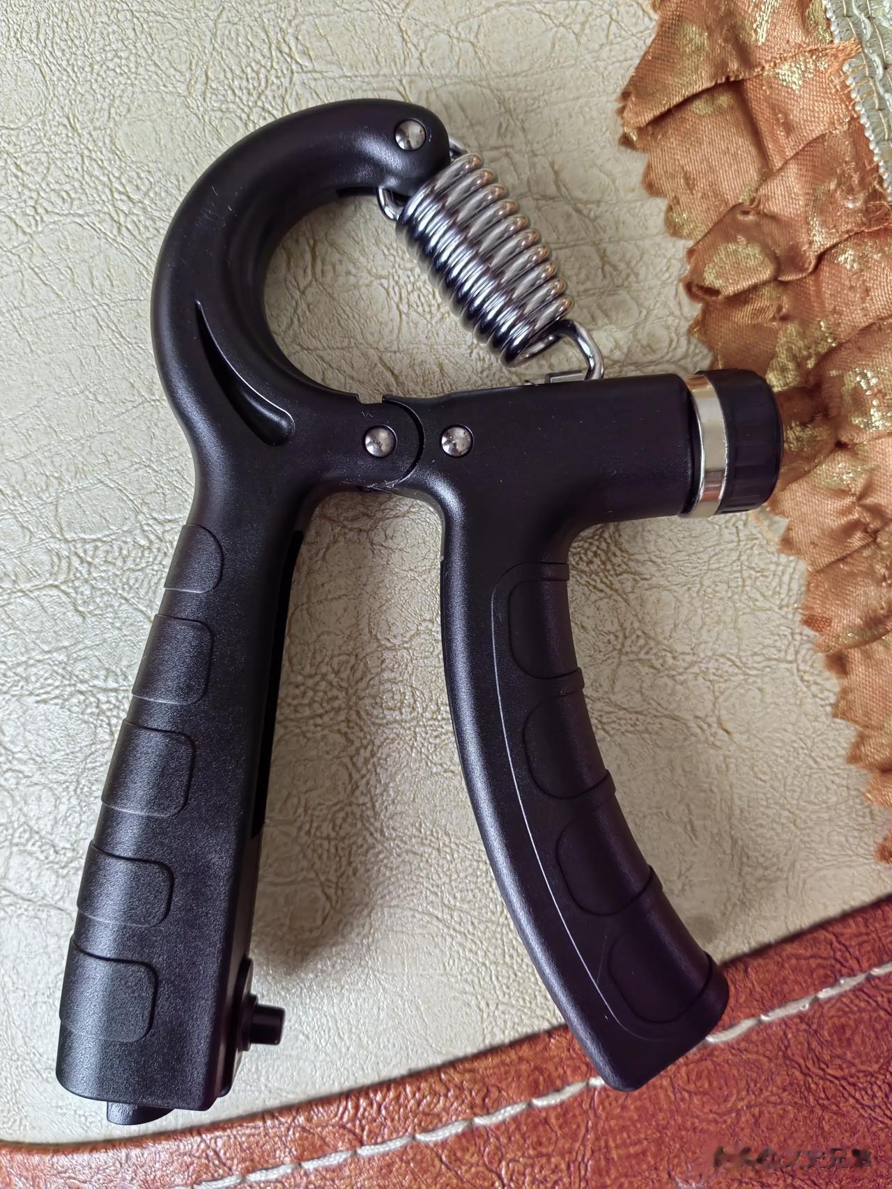  
今天搞了一个这个玩意。
据说这玩意是练臂力的。
我感觉练了手腕力，抓了一百多