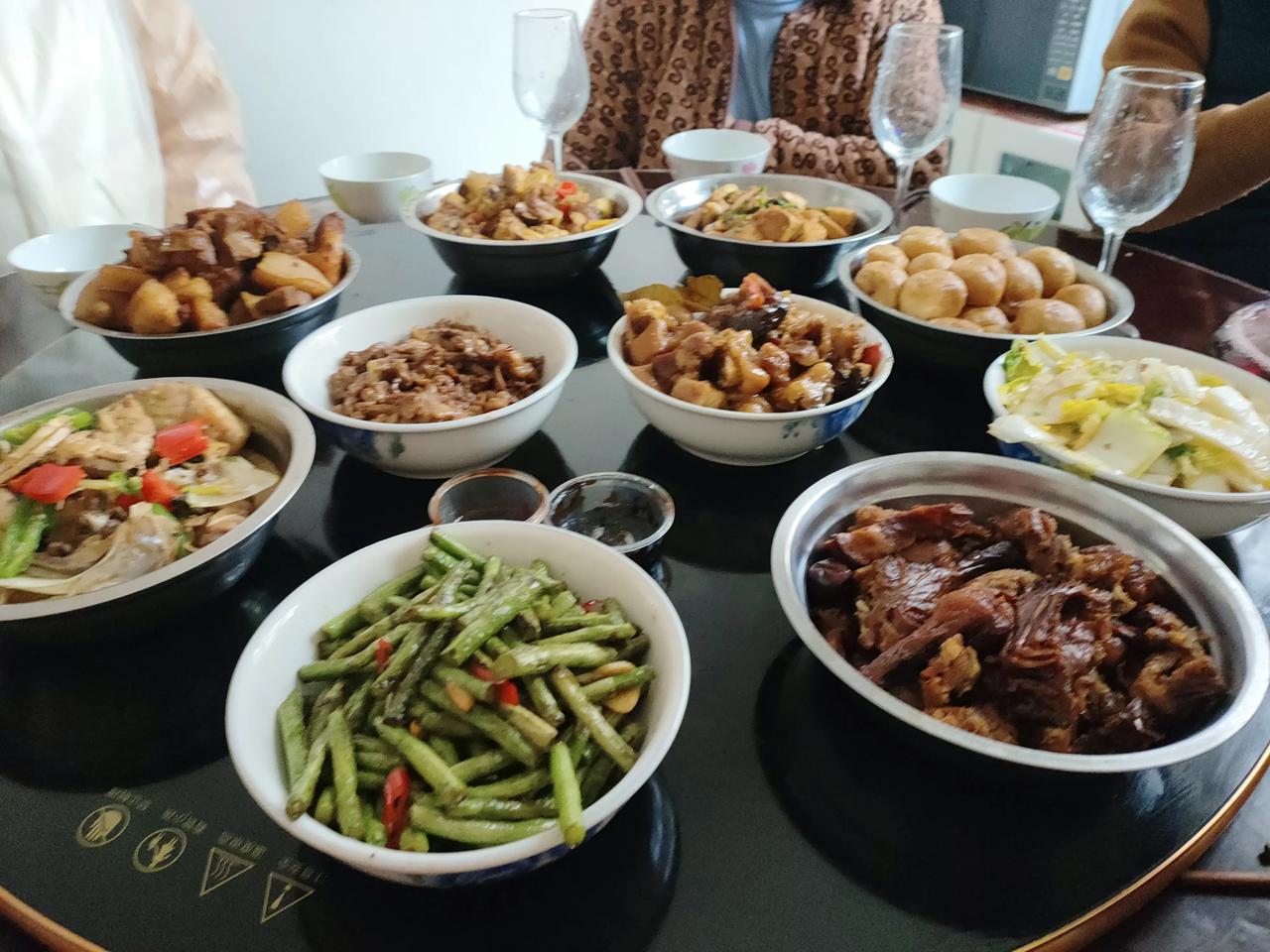 大年三十，吃团圆饭，

写对联，贴对联

带娃娃们洗头洗澡，全身洗干净。

家里