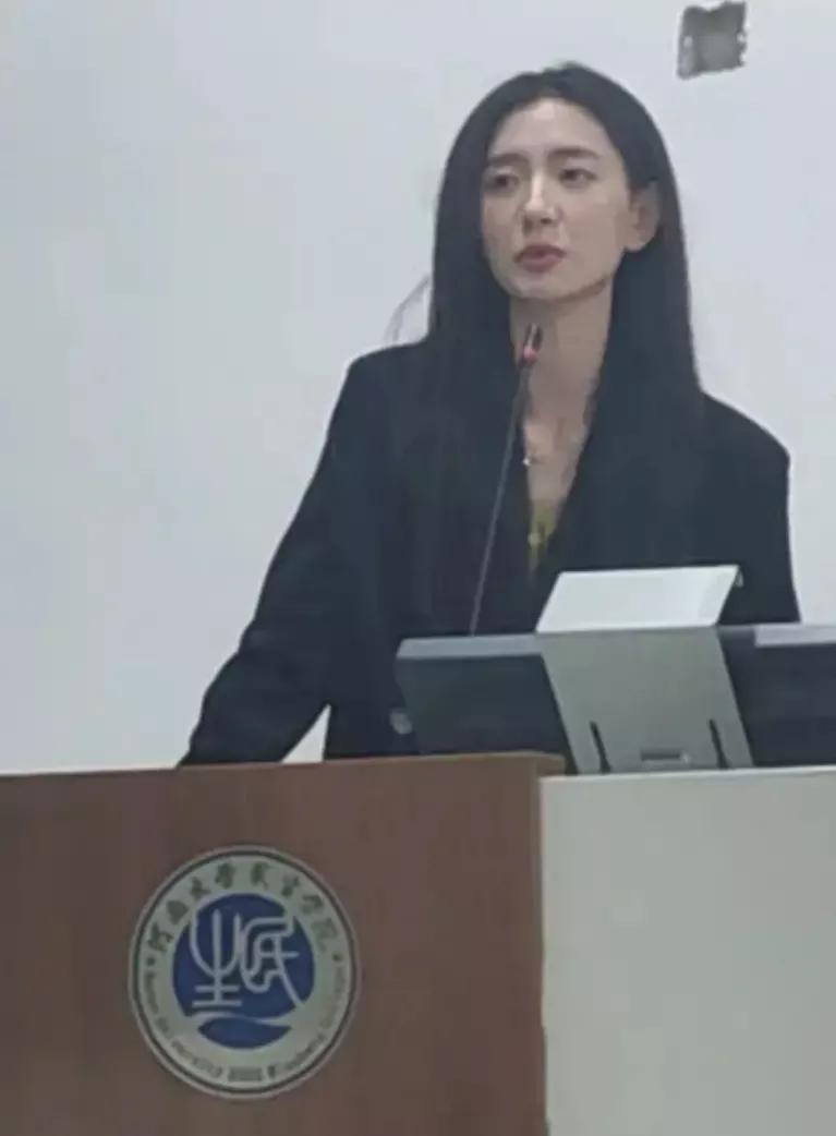 又是别人家的老师，河南大学民生学院的毛概女老师颜值真的太高了，长得有点像金晨，也