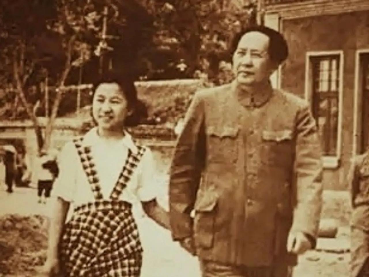 上世纪60年代初，国家遭受自然灾害，这是一个非常困难的时期。正在上学的李讷与其他