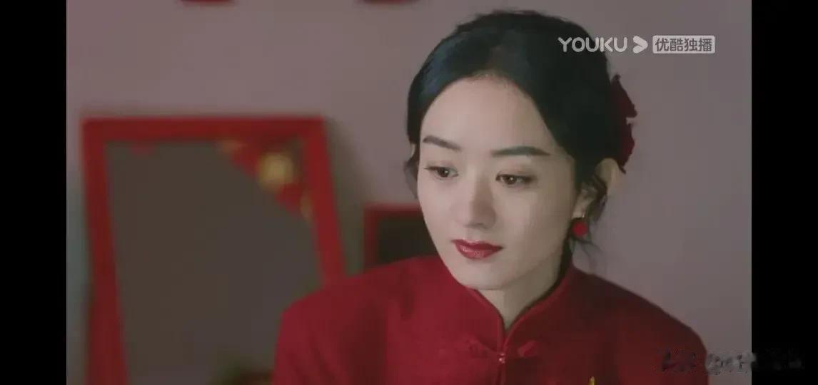天呐，赵丽颖也太老了吧，十足的成了中年大妈！
肤色暗沉，法令纹明显，仿佛一下老了