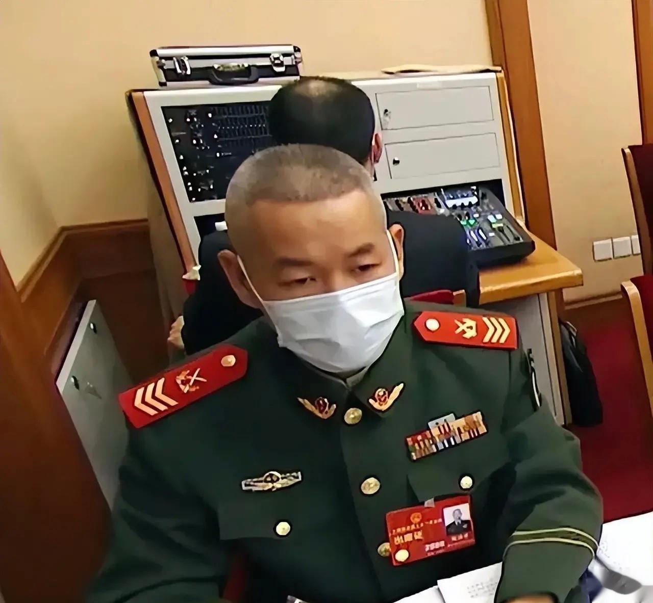  勋表和肩章相得益彰，有姓名牌就更好了。 ​​​