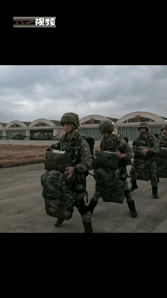 厉害！解‮军放‬士兵重‮跳装‬伞！

梦幻的‮伐步‬是亮点！因为‮名一‬伞兵重‮