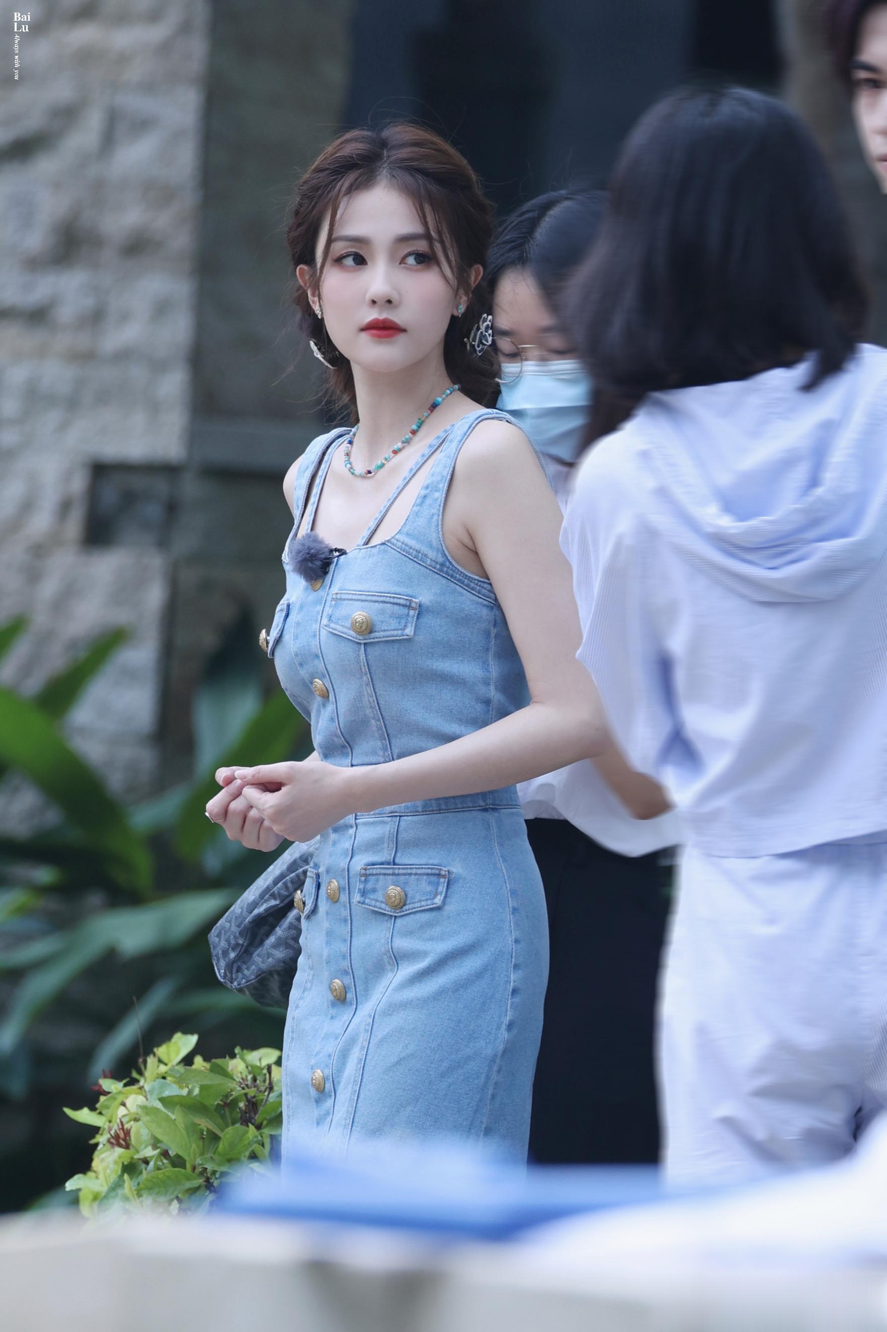  白鹿、张凌赫主演的电视剧宁安如梦的剧综《100万个约定》三亚录制了，看看路透还