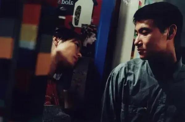 “什么是重阳？
登高、鲜花、香烛、坟墓……
重阳是死人的佳节，
清净的白骨在泥土