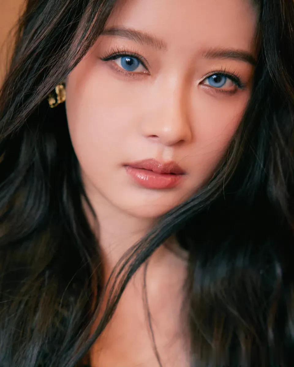孙怡今天两款造型释出，一套是紧身吊带连身裤搭黑色马丁靴，另一套是紫色束胸皮裙搭紫