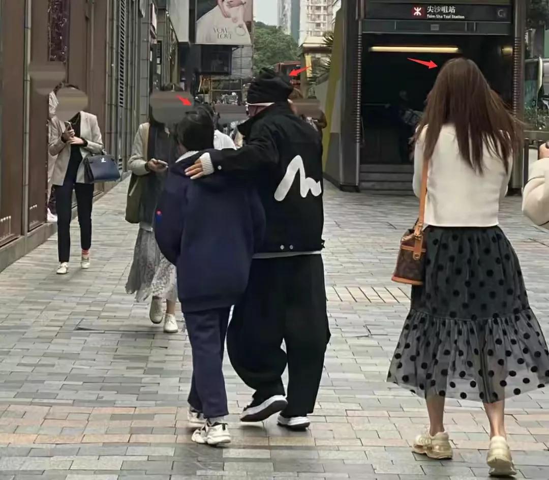 王宝强搂儿子现身香港，王子豪长相清秀身材高挑，一年学费19万，冯清为他们拍照。
