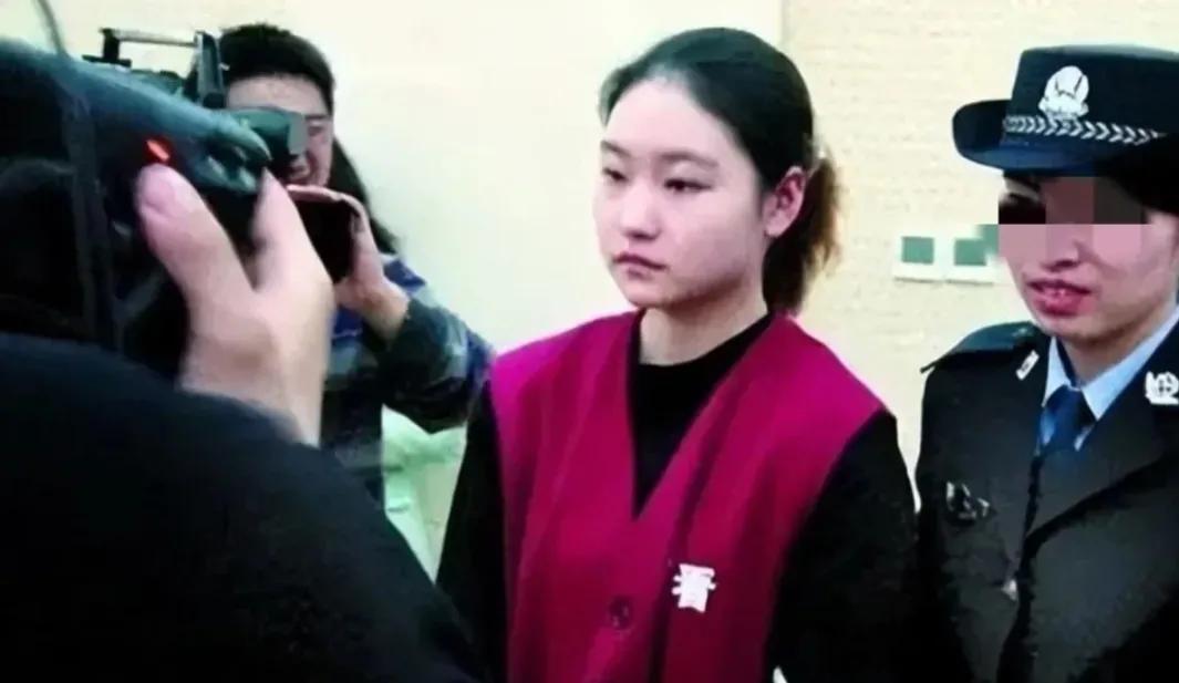 2007年，女犯人张笑，在接受审判时的情景，在当时来说，照片中的她她颜值出众、长