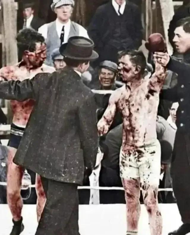 这是一张超暴力的图片！
1893年，新奥尔良的一场拳击比赛，成为了历史上最为激烈