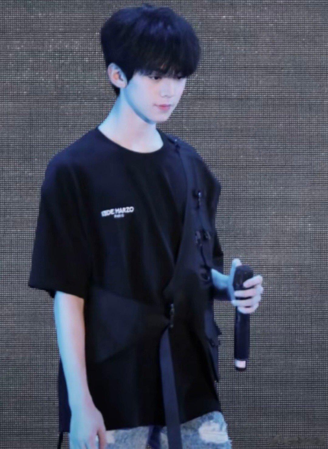#左航ZH[超话]# zh#左航 灵魂鼓手 乐队心脏# zh#左航 混血感美颜r